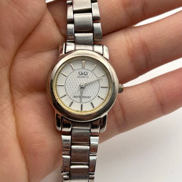 Q&Q Silver Tone WR Stainless Steel 22mm Women’s Watch Working - Picture 7 of 8